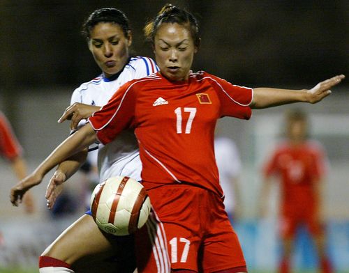阿杯次轮中国女足0-1法国 潘丽娜被对手纠缠
