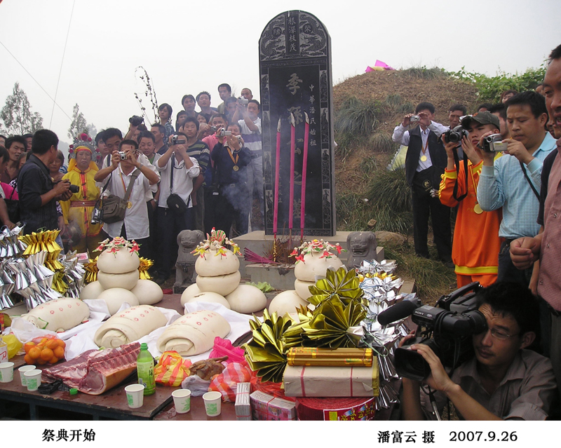 祭典仪式开始，记者忙于拍摄