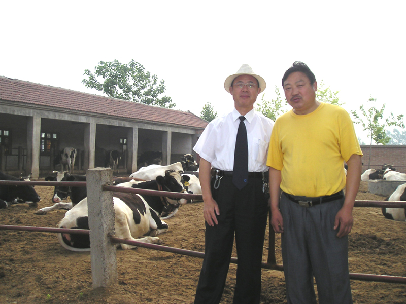 潘富云先生和潘书林先生在河南中牟潘书林先生的奶牛厂留影