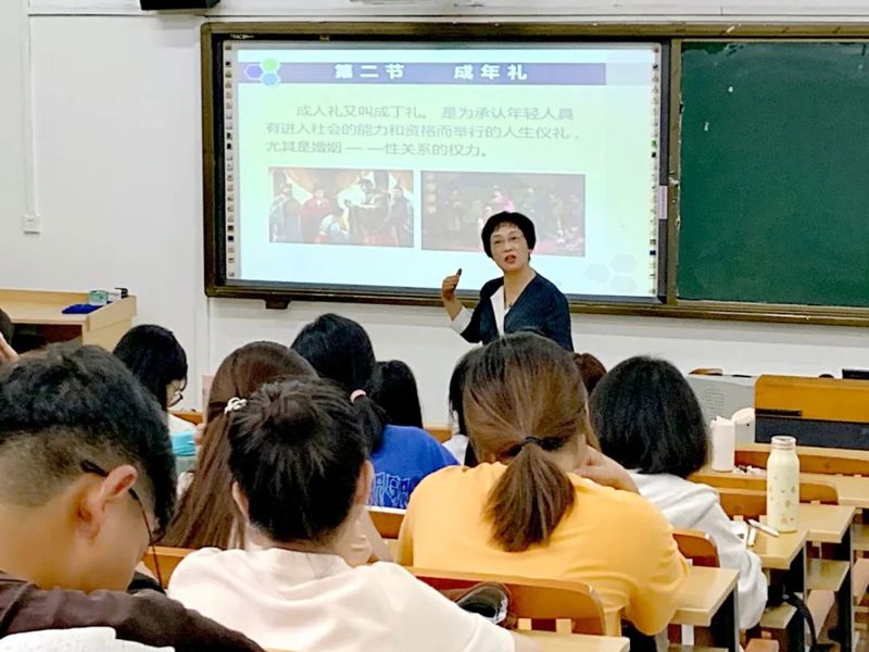 35年执教生涯见证学校发展与飞跃——记文学与传媒学院潘桂仙教授