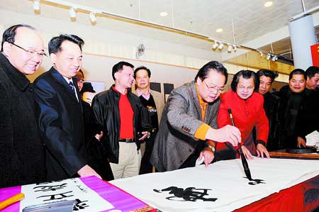 广西潘氏迎春书画艺术作品展开幕